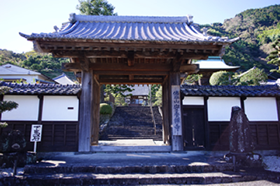 安養寺の山門の写真