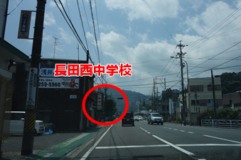 国道1号線「手越」交差点を南へ